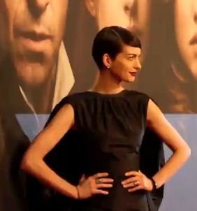 anne hathaway wardrobe malfunction