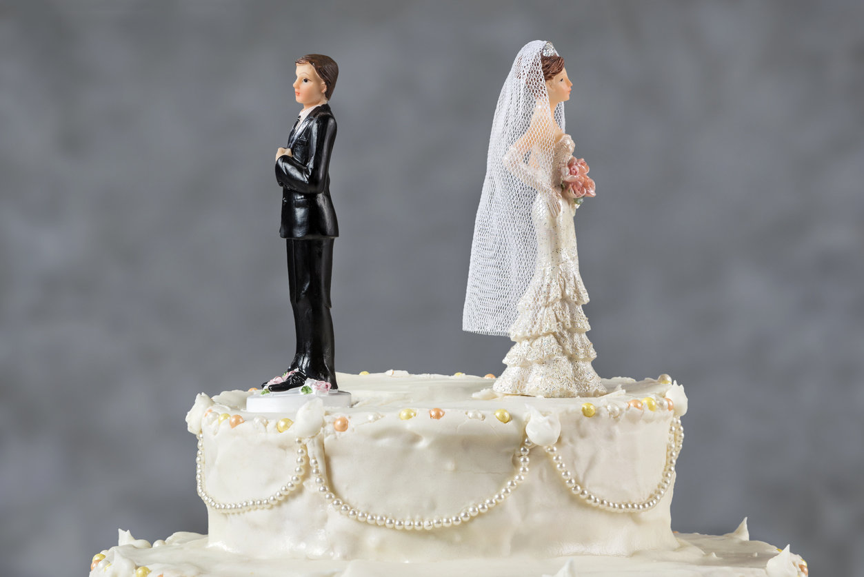 bride groom divorce cake
