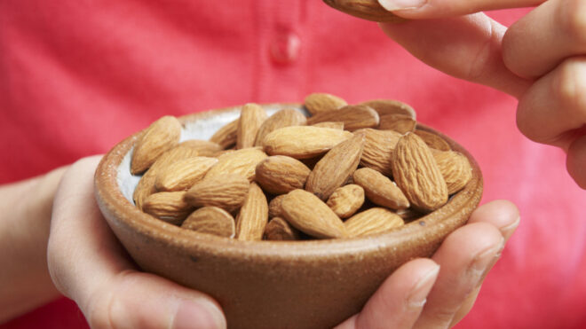 Handful_almonds
