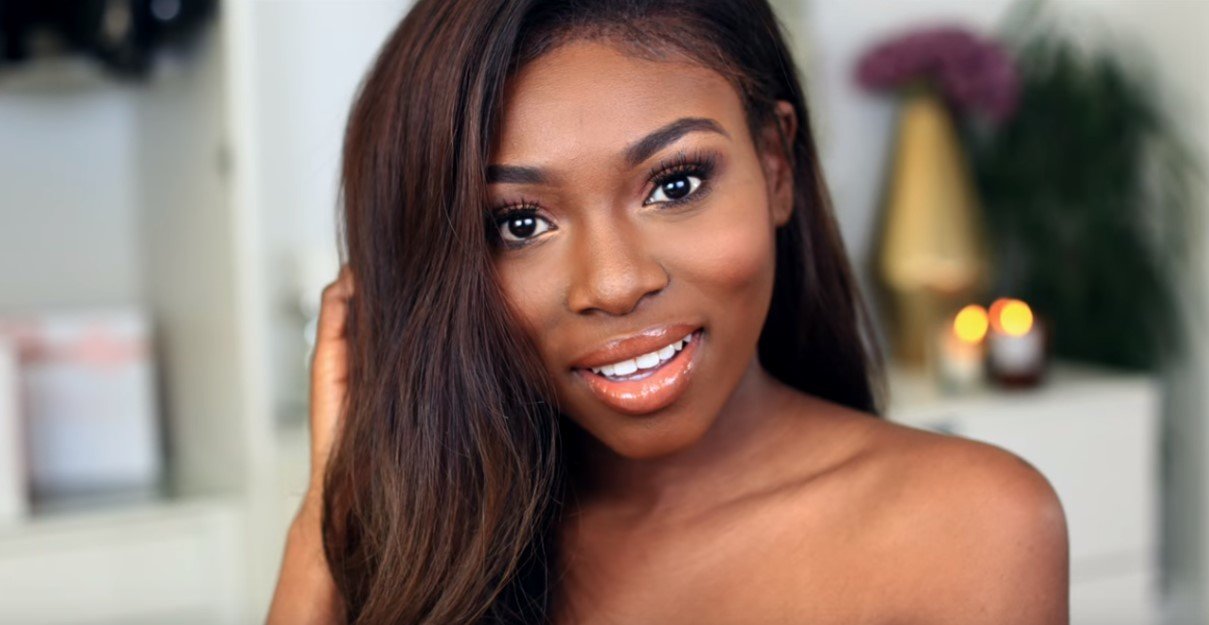 Woman wearing light bronzy makeup