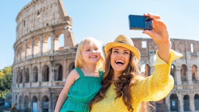 mom with daughter in Rome