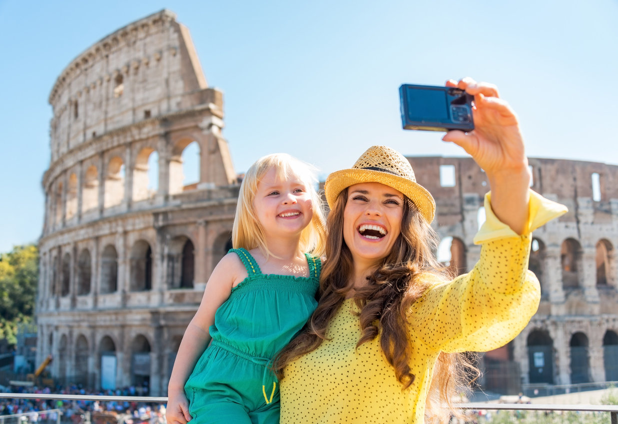 mom with daughter in Rome