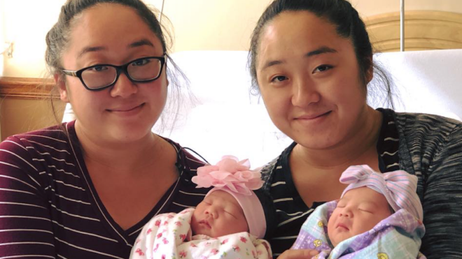 twins give birth same day