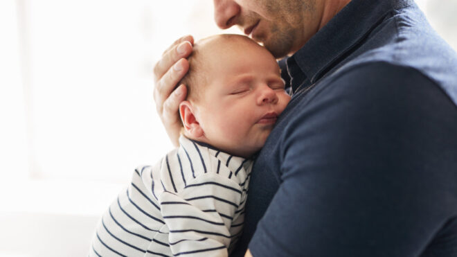 dad and newborn