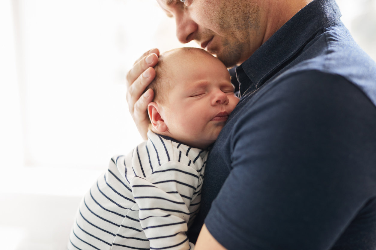 dad and newborn