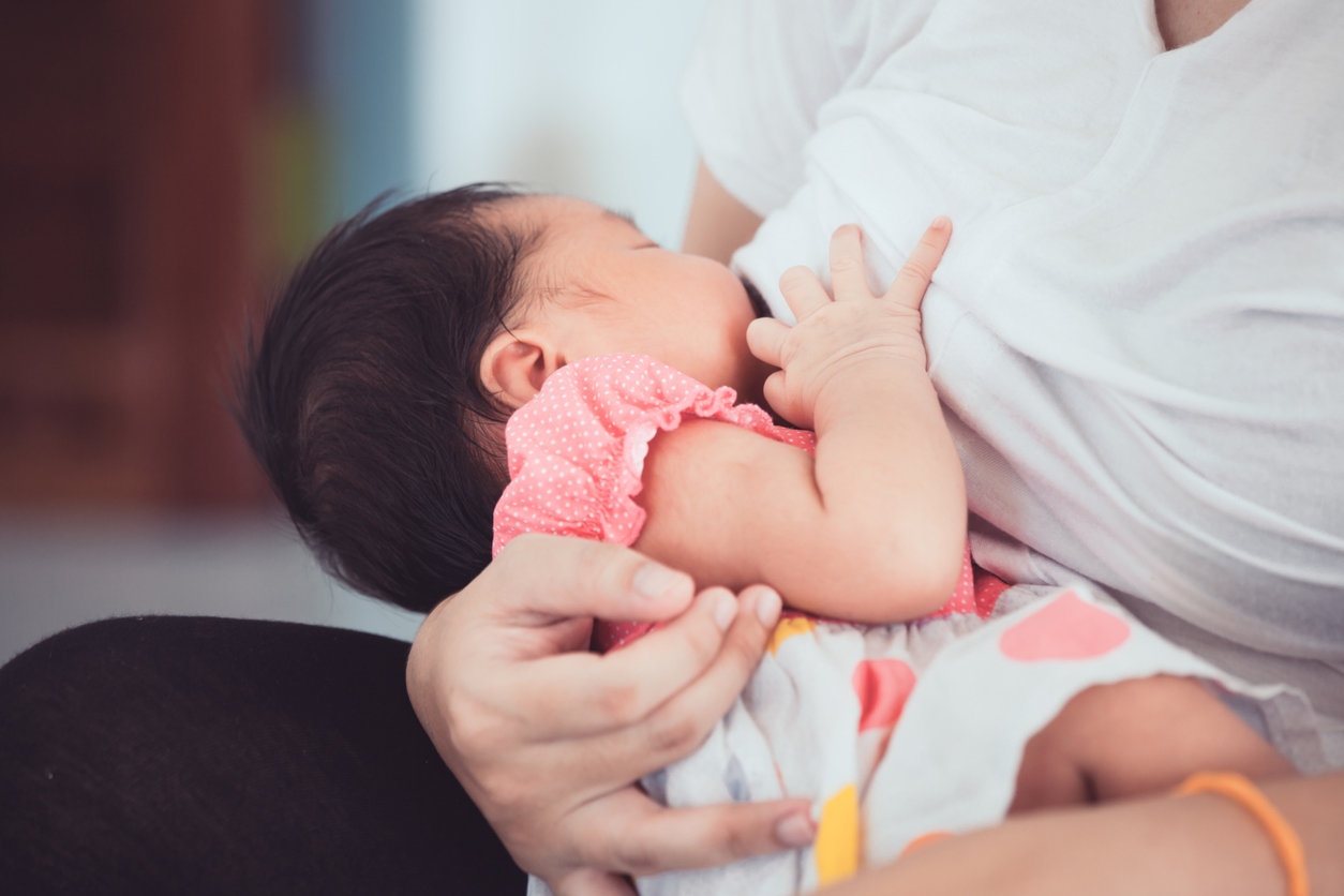 mom breastfeeding