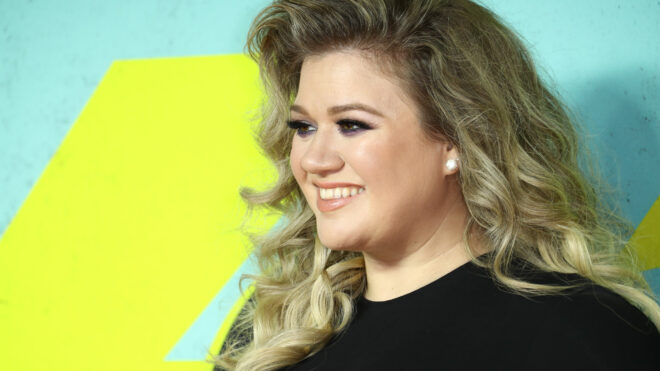 kelly clarkson red carpet