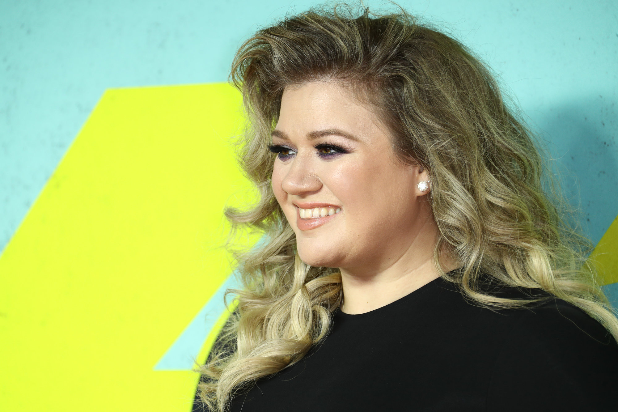 kelly clarkson red carpet