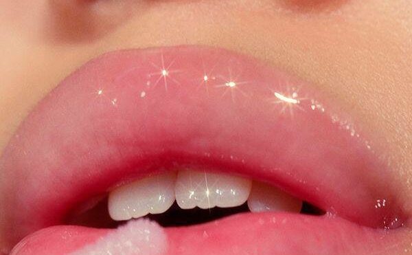 lip gloss close up