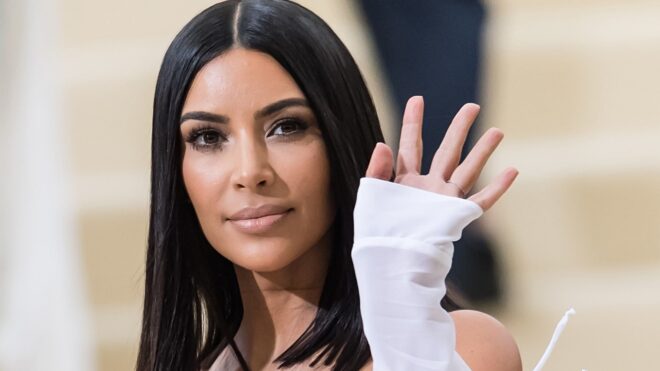 kim kardashian waving on red carpet