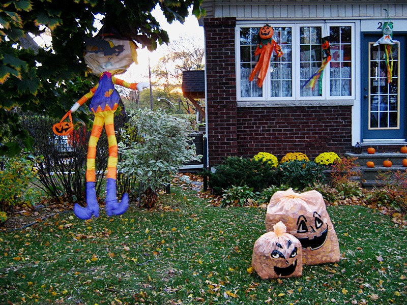 8 Tacky Halloween Displays That Will Make Your Neighbors Hate You  PHOTOS  - 23