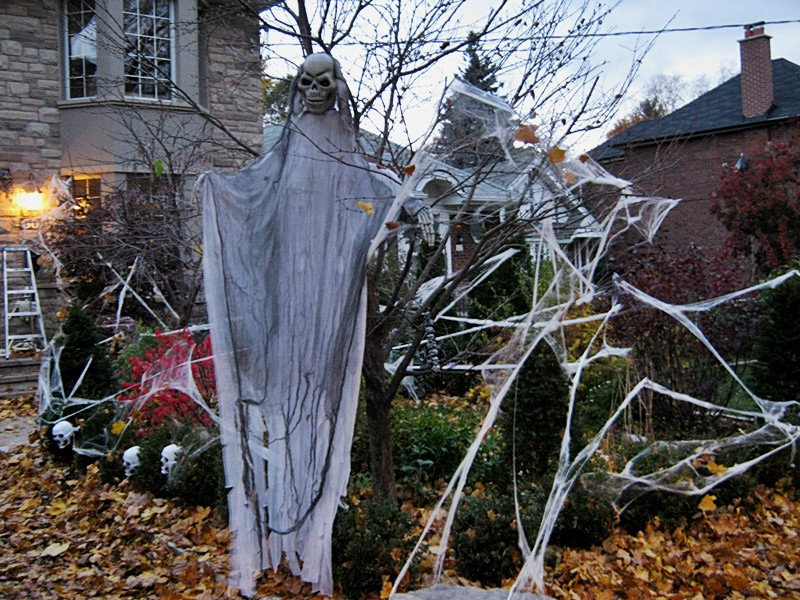 8 Tacky Halloween Displays That Will Make Your Neighbors Hate You  PHOTOS  - 37