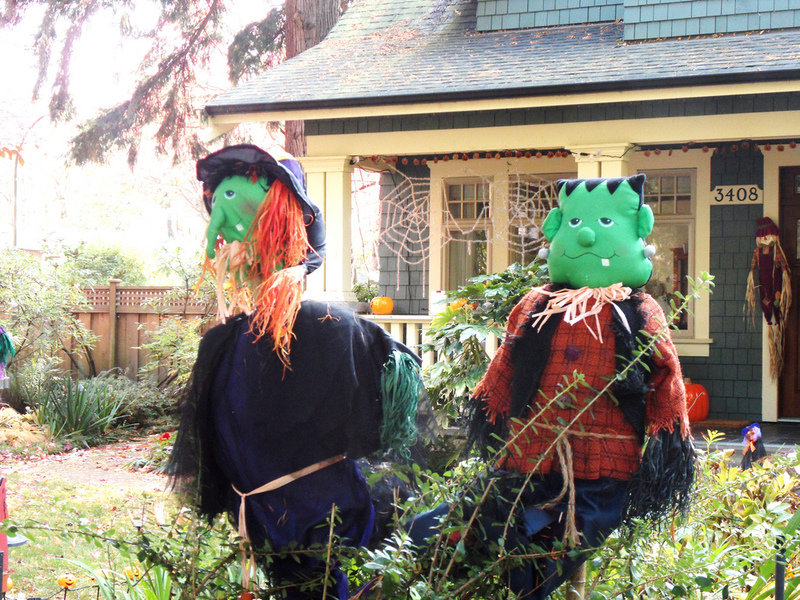 8 Tacky Halloween Displays That Will Make Your Neighbors Hate You  PHOTOS  - 95