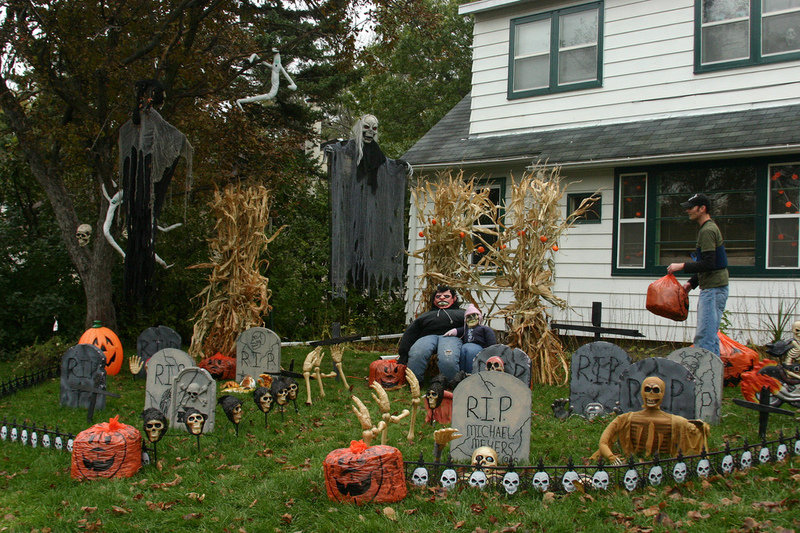 8 Tacky Halloween Displays That Will Make Your Neighbors Hate You  PHOTOS  - 33