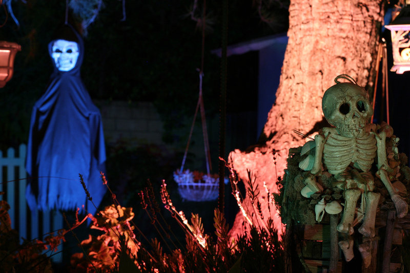 8 Tacky Halloween Displays That Will Make Your Neighbors Hate You  PHOTOS  - 76