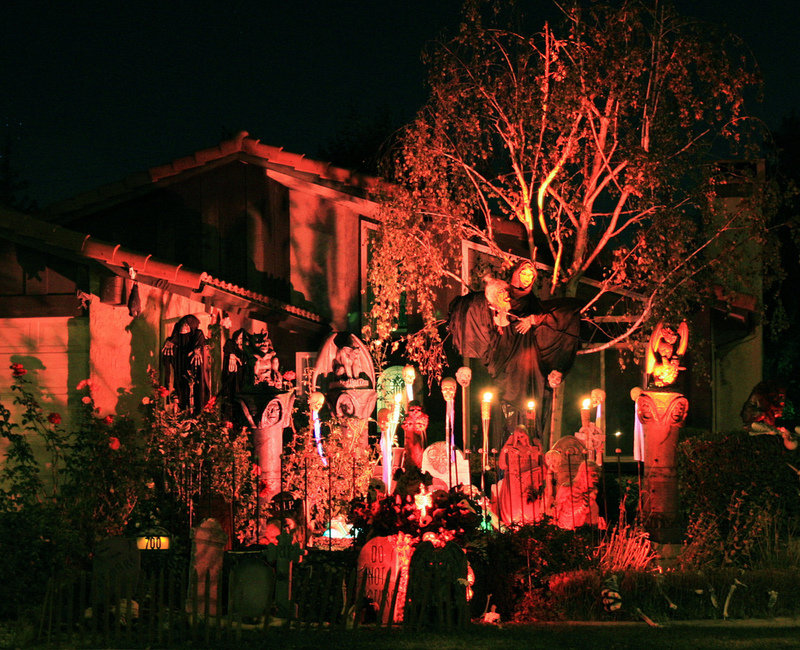8 Tacky Halloween Displays That Will Make Your Neighbors Hate You  PHOTOS  - 9