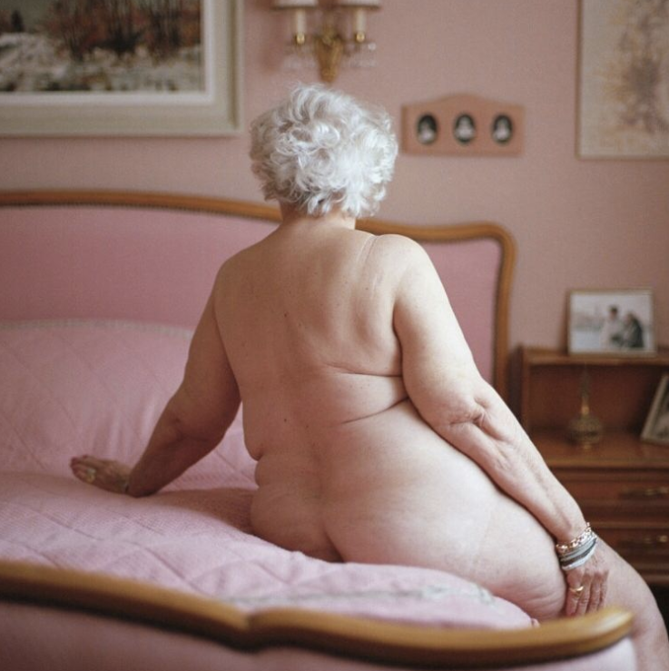 These 1 001 Photos of Naked Female Butts Aren t Sexual - 7