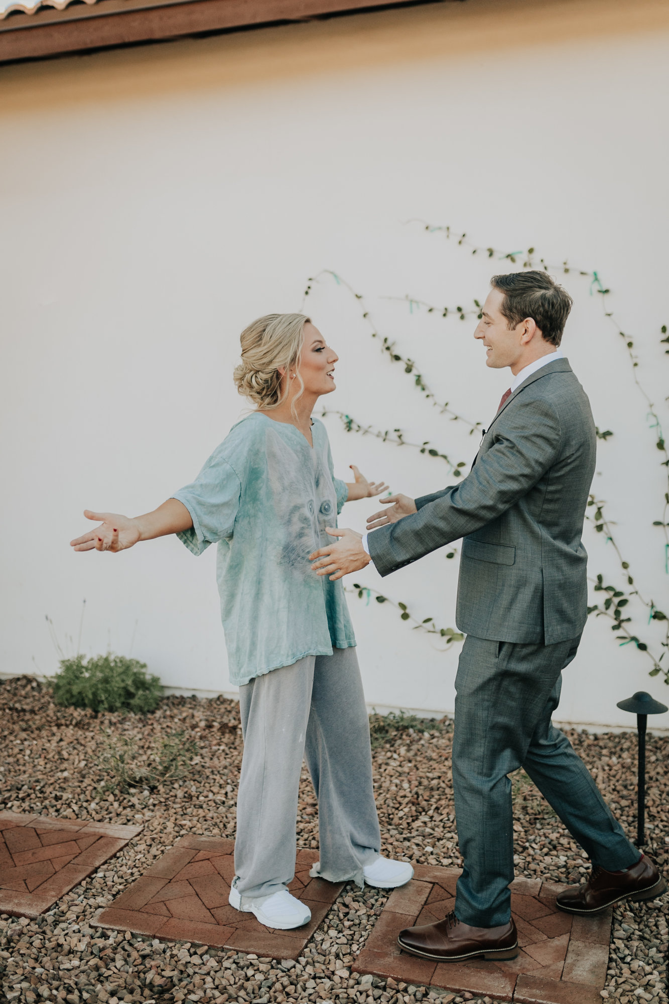 Bride Plays Hilarious Prank on Her Groom During First Look - 4