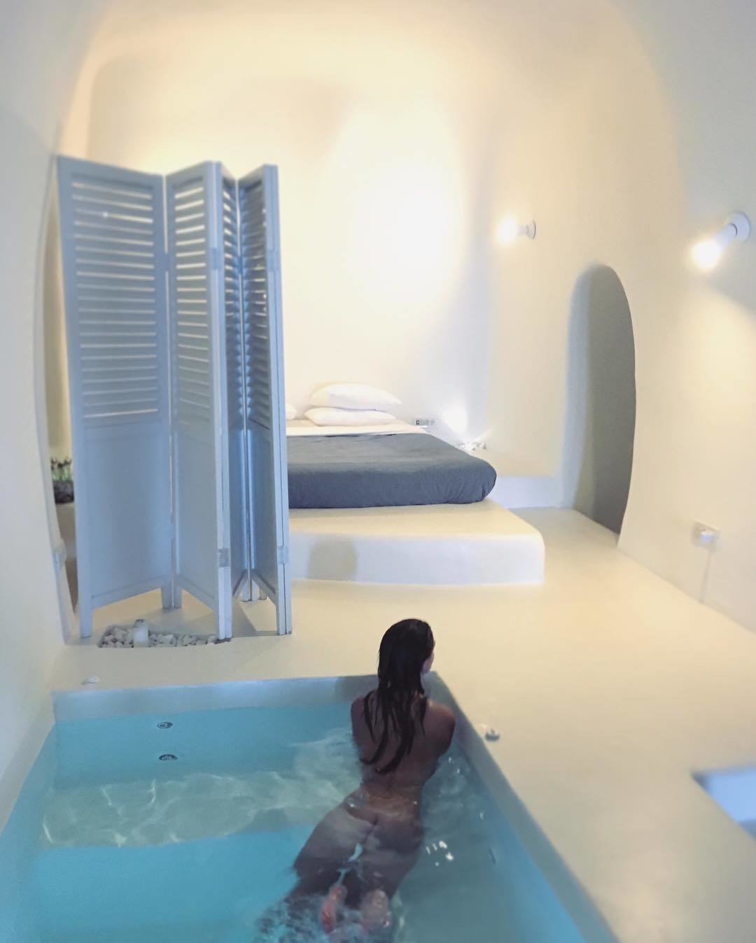 56 of Emily Ratajkowski s most naked Instagrams - 14