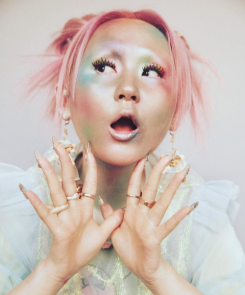 15 photos that prove holographic makeup isn t real - 73