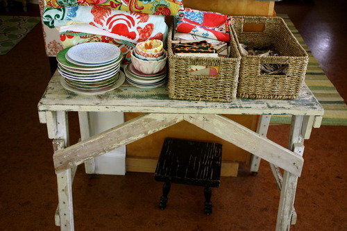 mismatched plates napkins