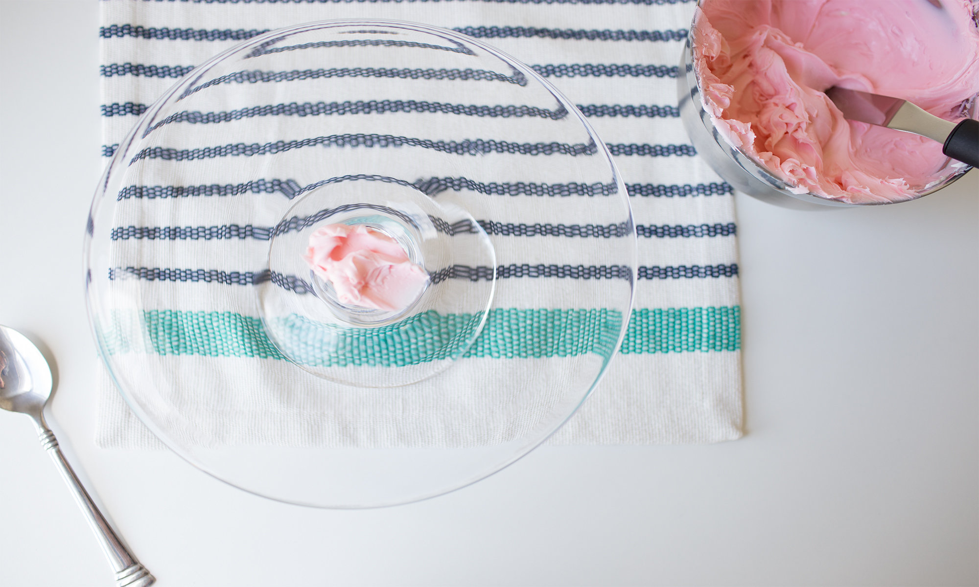 icing on cake stand 