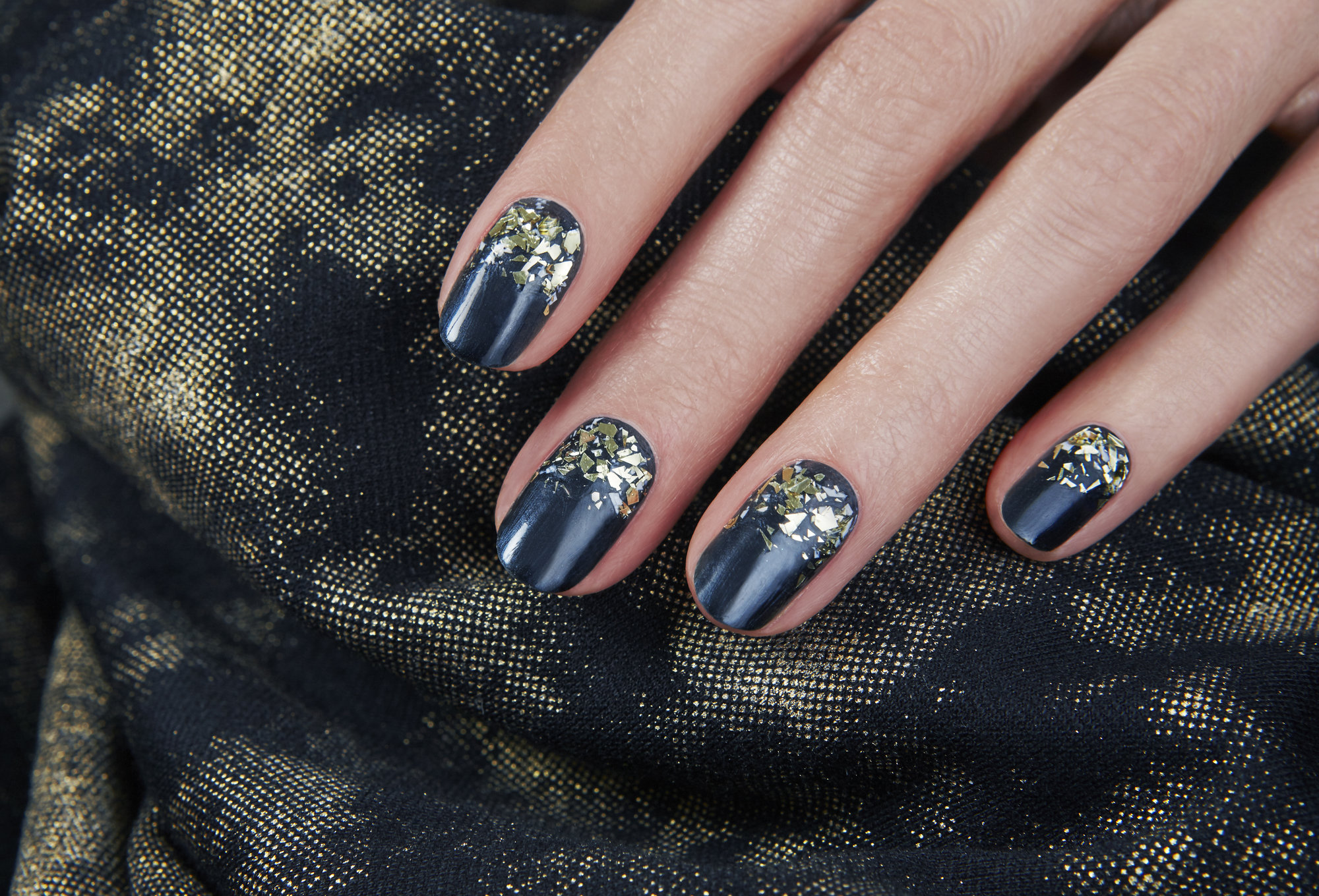 reverse glitter ombre manicure