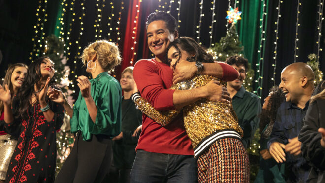 Mario Lopez in Feliz Navi-Dad