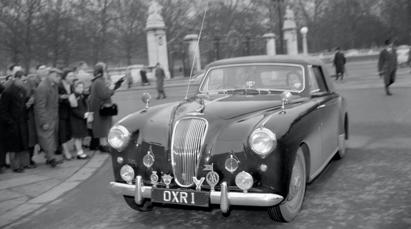Royalty - Queen and Duke of Edinburgh Return From Sandringham - Buckingham Palace, London