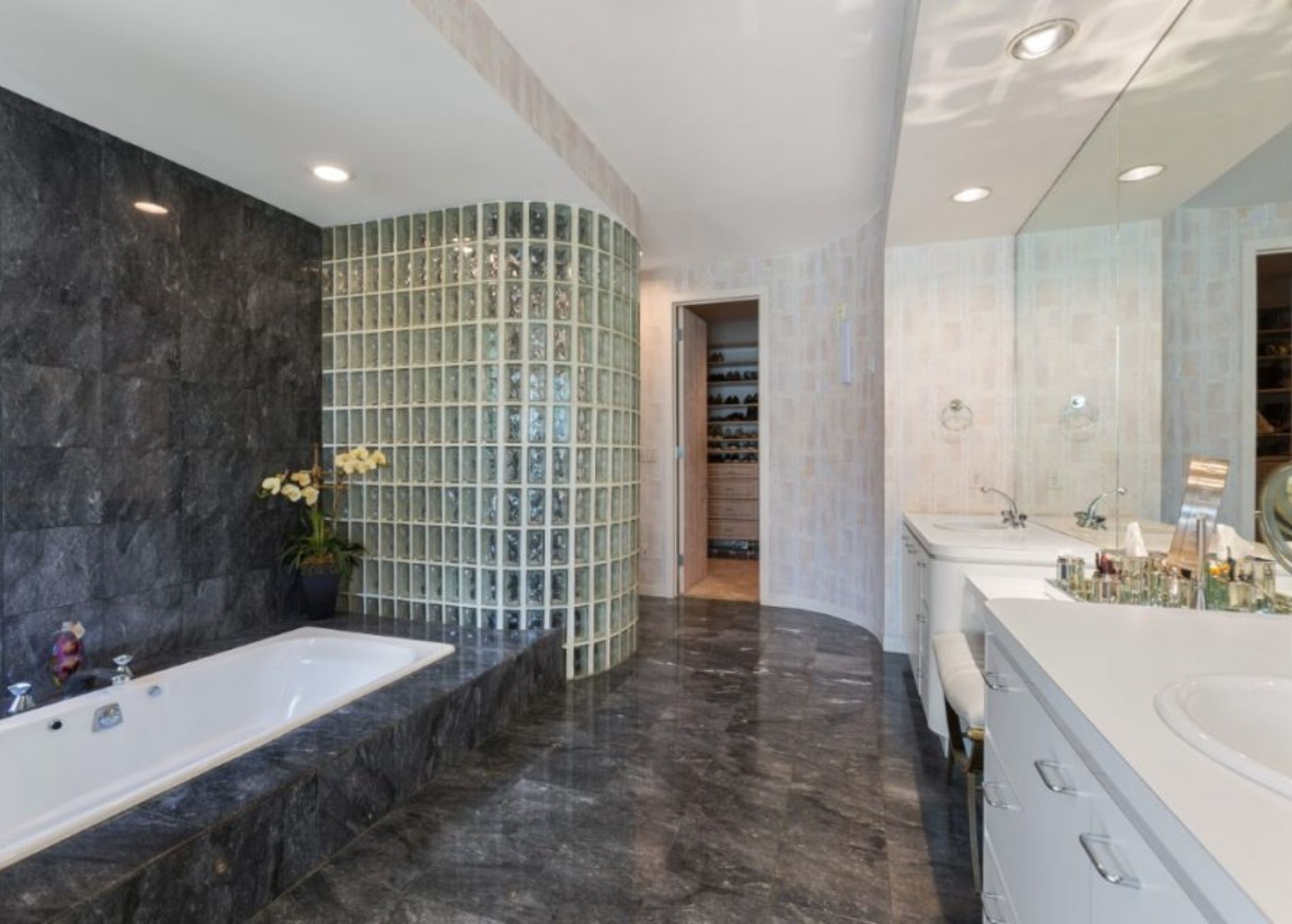 Gloria_Gaynor_New_Jersey_Home__10.jpg