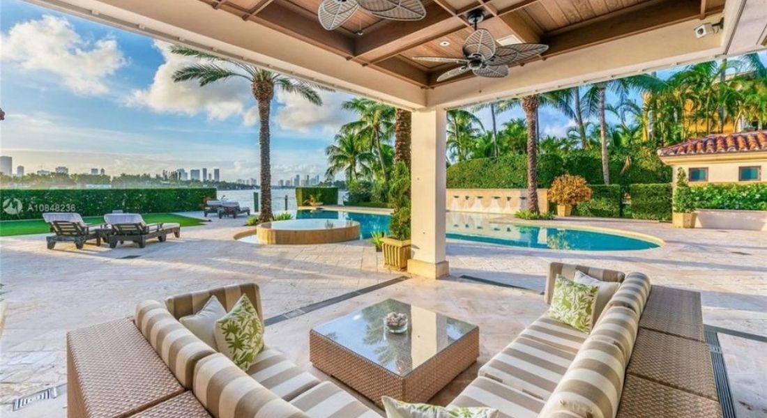 Jennifer_Lopez_and_Alex_Rodriguez_home_back_lounge.jpg