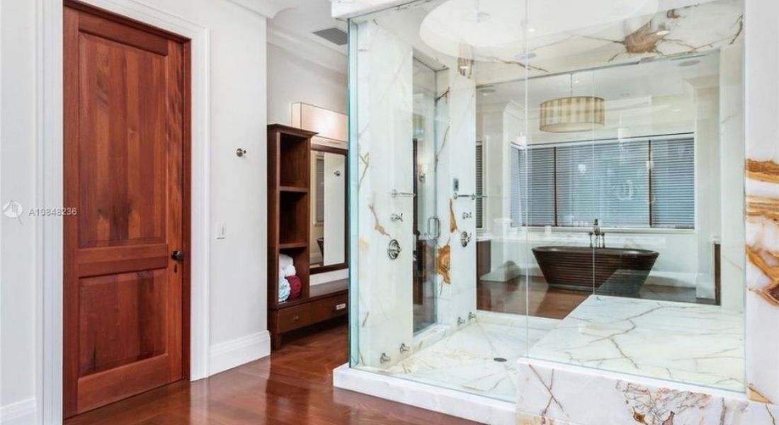 Jennifer_Lopez_and_Alex_Rodriguez_home_bathroom.jpg