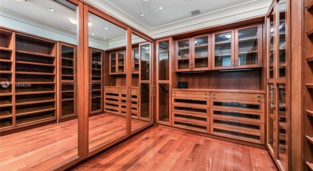 Jennifer_Lopez_and_Alex_Rodriguez_home_closet.jpg
