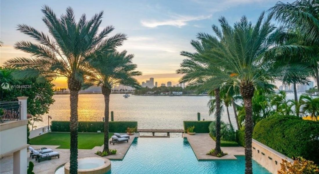 Jennifer_Lopez_and_Alex_Rodriguez_home_courtyard.jpg