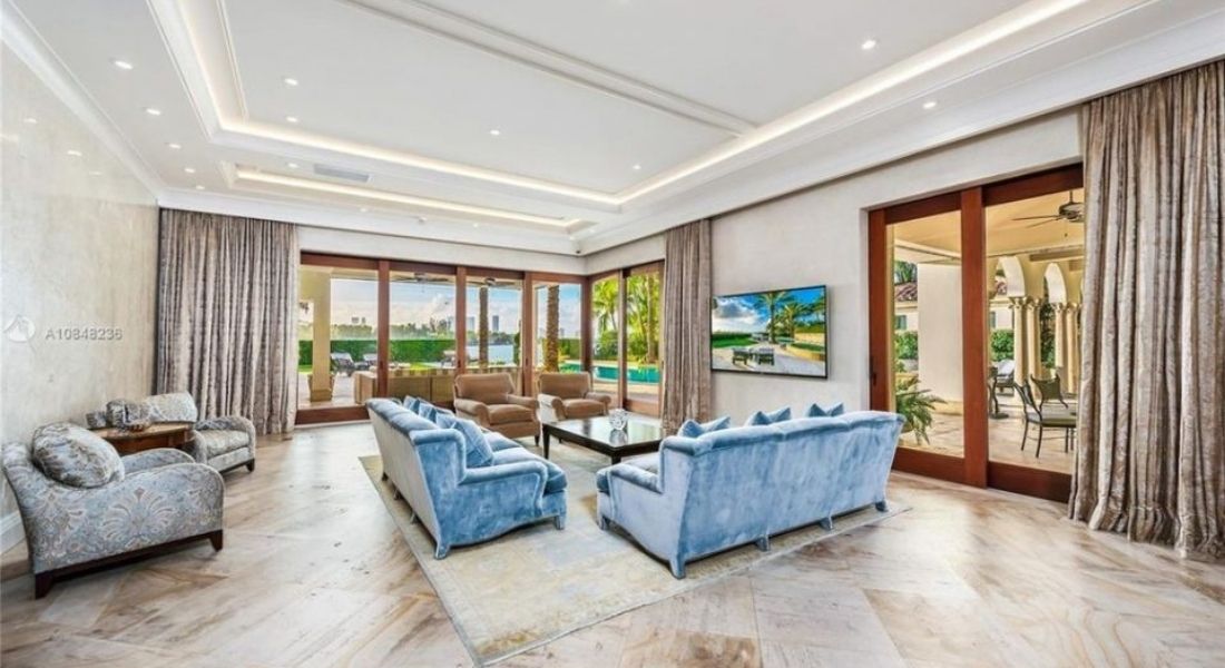 Jennifer_Lopez_and_Alex_Rodriguez_home_living_room.jpg