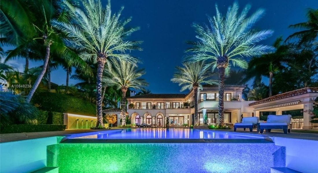 Jennifer_Lopez_and_Alex_Rodriguez_home_pool_outside.jpg