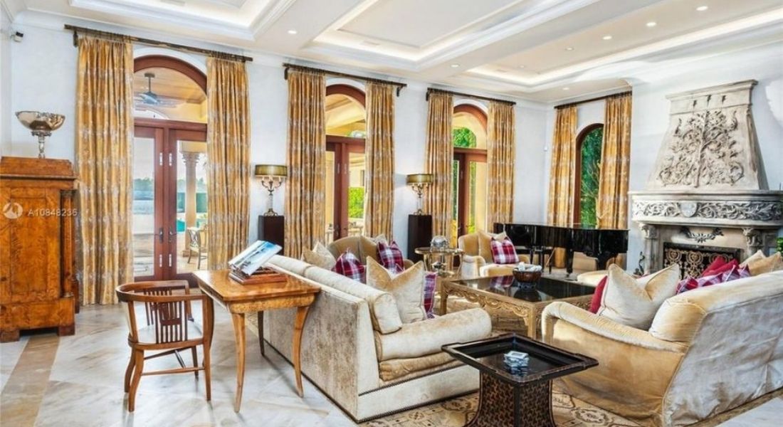 Jennifer_Lopez_and_Alex_Rodriguez_home_seating_room.jpg