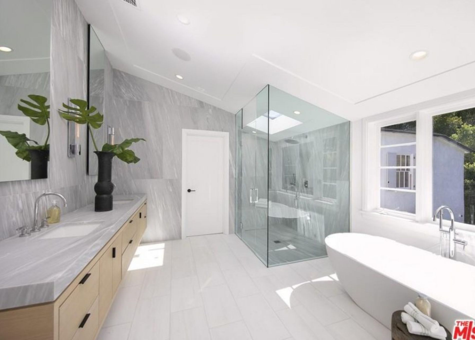 Justin_Hailey_Bieber_home_bathroom.jpg
