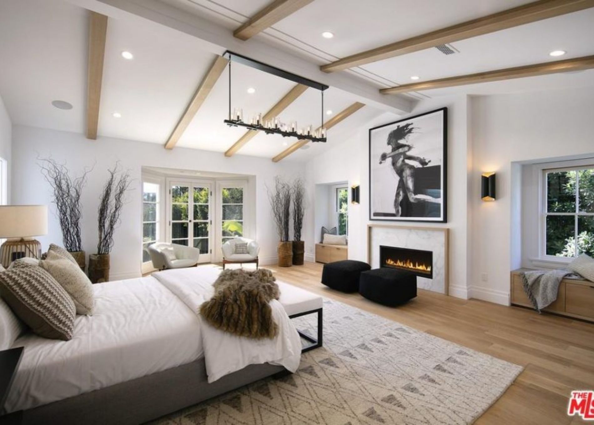 Justin_Hailey_Bieber_home_bedroom.jpg