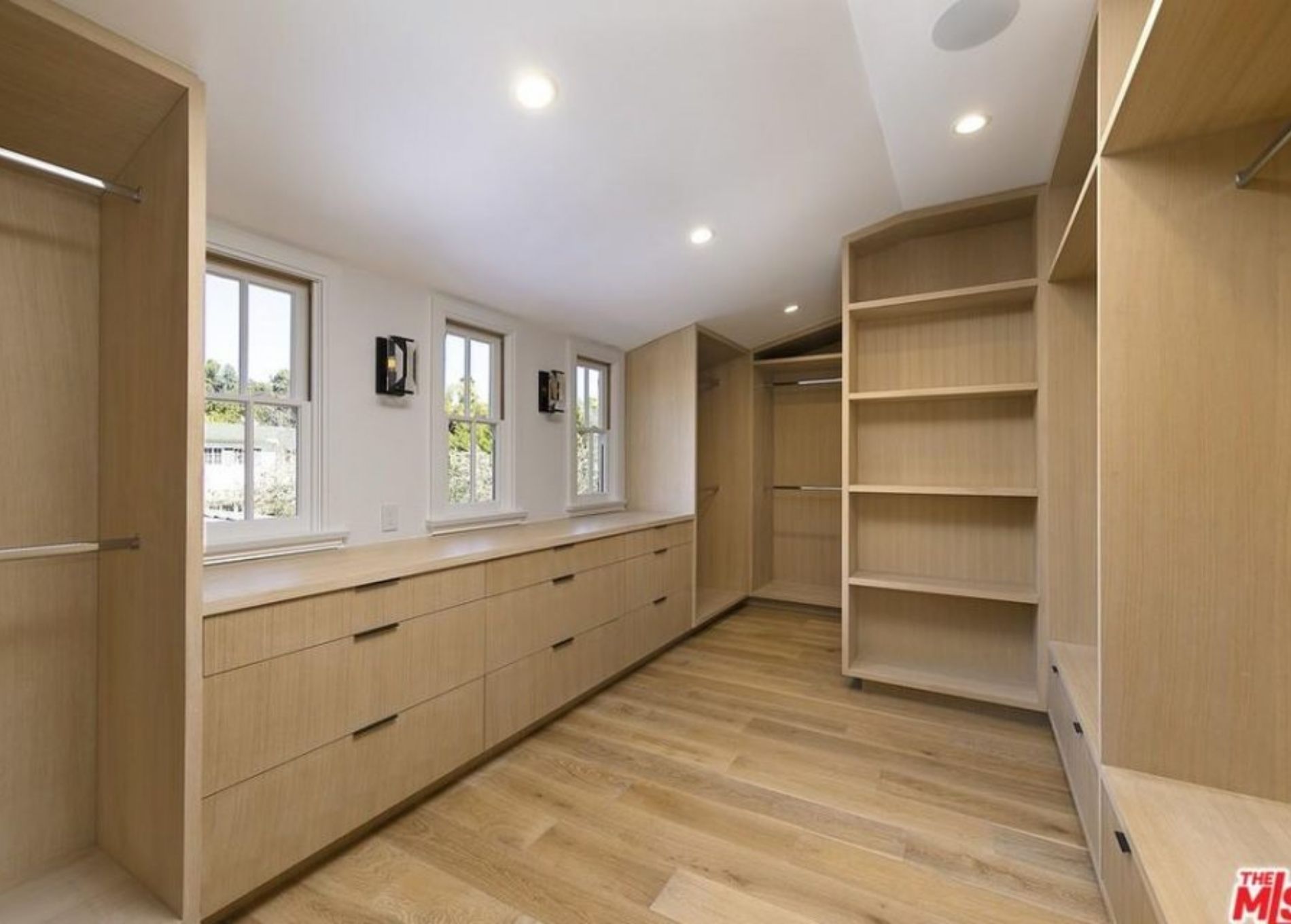 Justin_Hailey_Bieber_home_closet.jpg