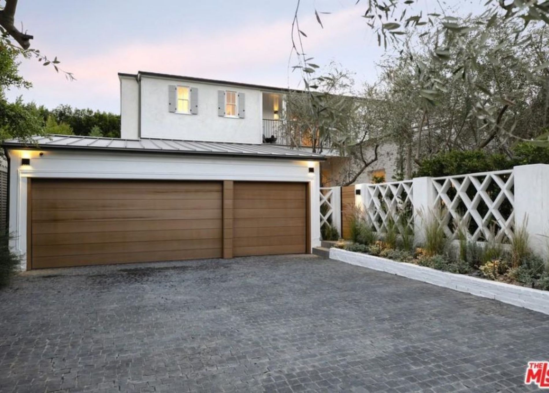 Justin_Hailey_Bieber_home_front_garage.jpg