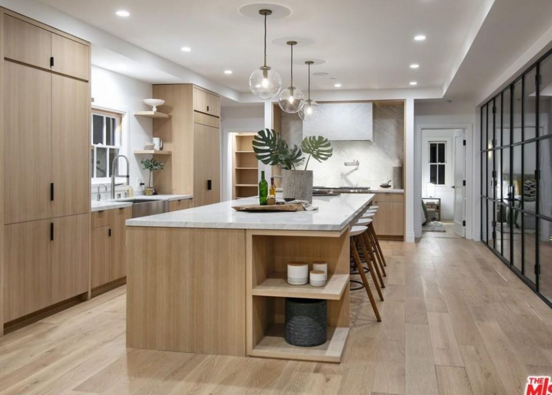 Justin_Hailey_Bieber_home_kitchen.jpg