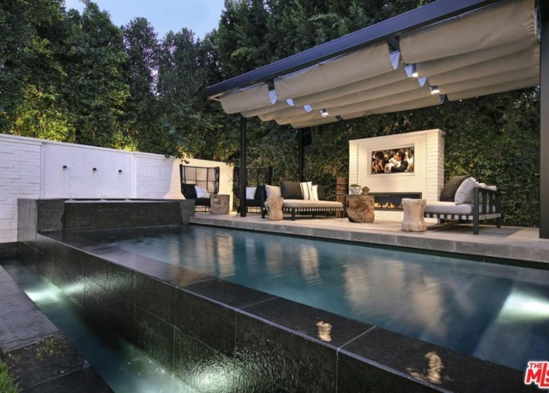 Justin_Hailey_Bieber_home_pool.jpg