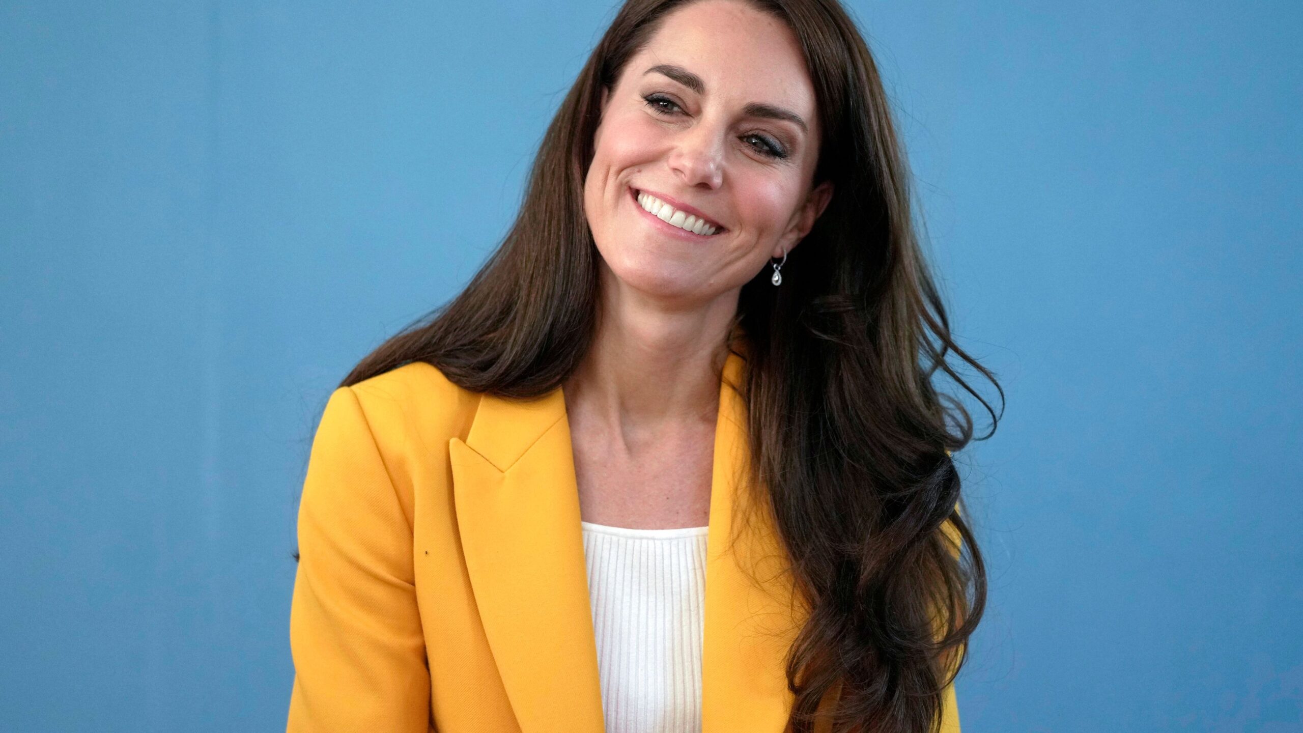 Kate_Middleton_wearing_a_yellow_blazer.jpg