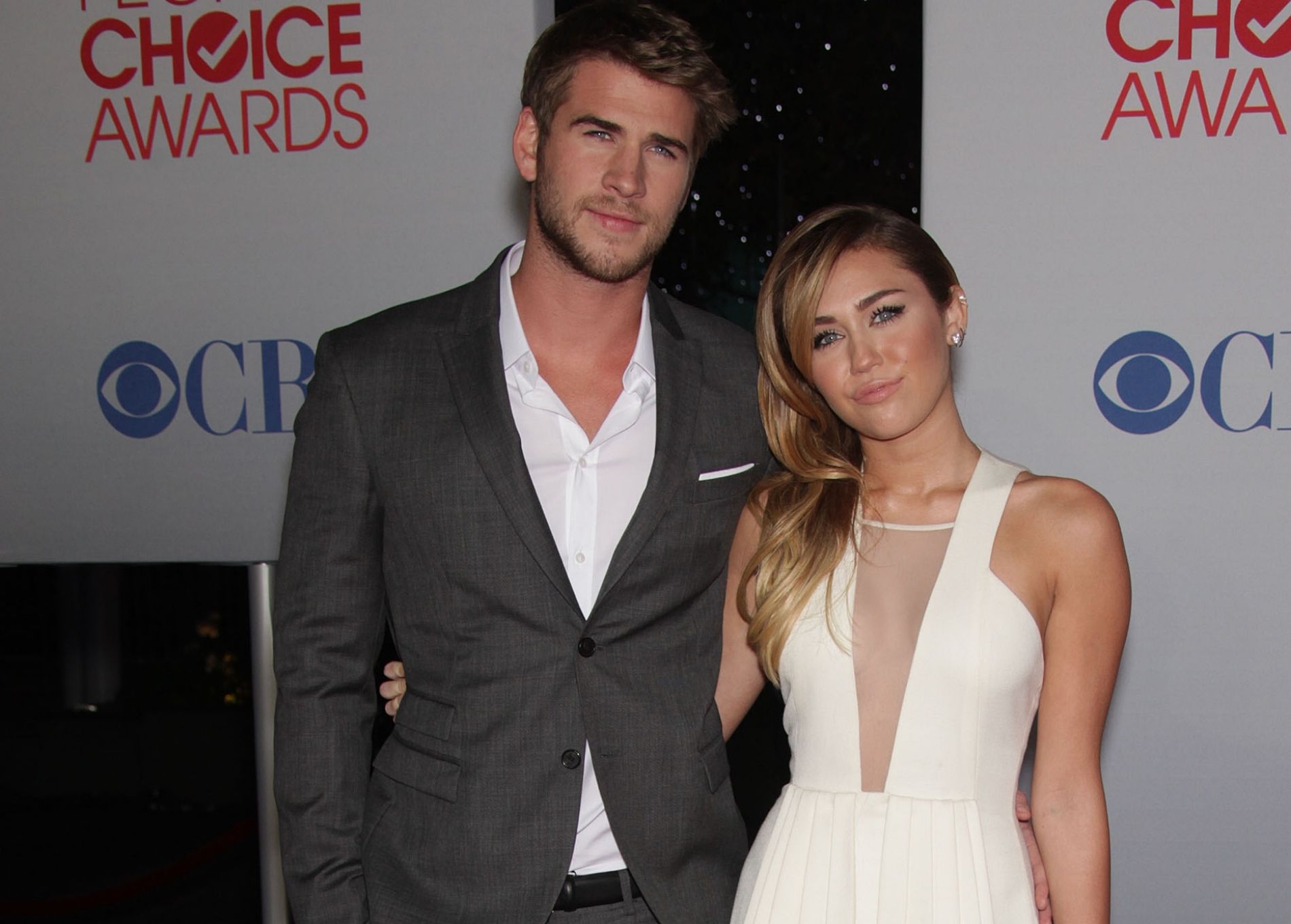 Liam_Hemsworth_and_Miley_Cyrus-1.jpg