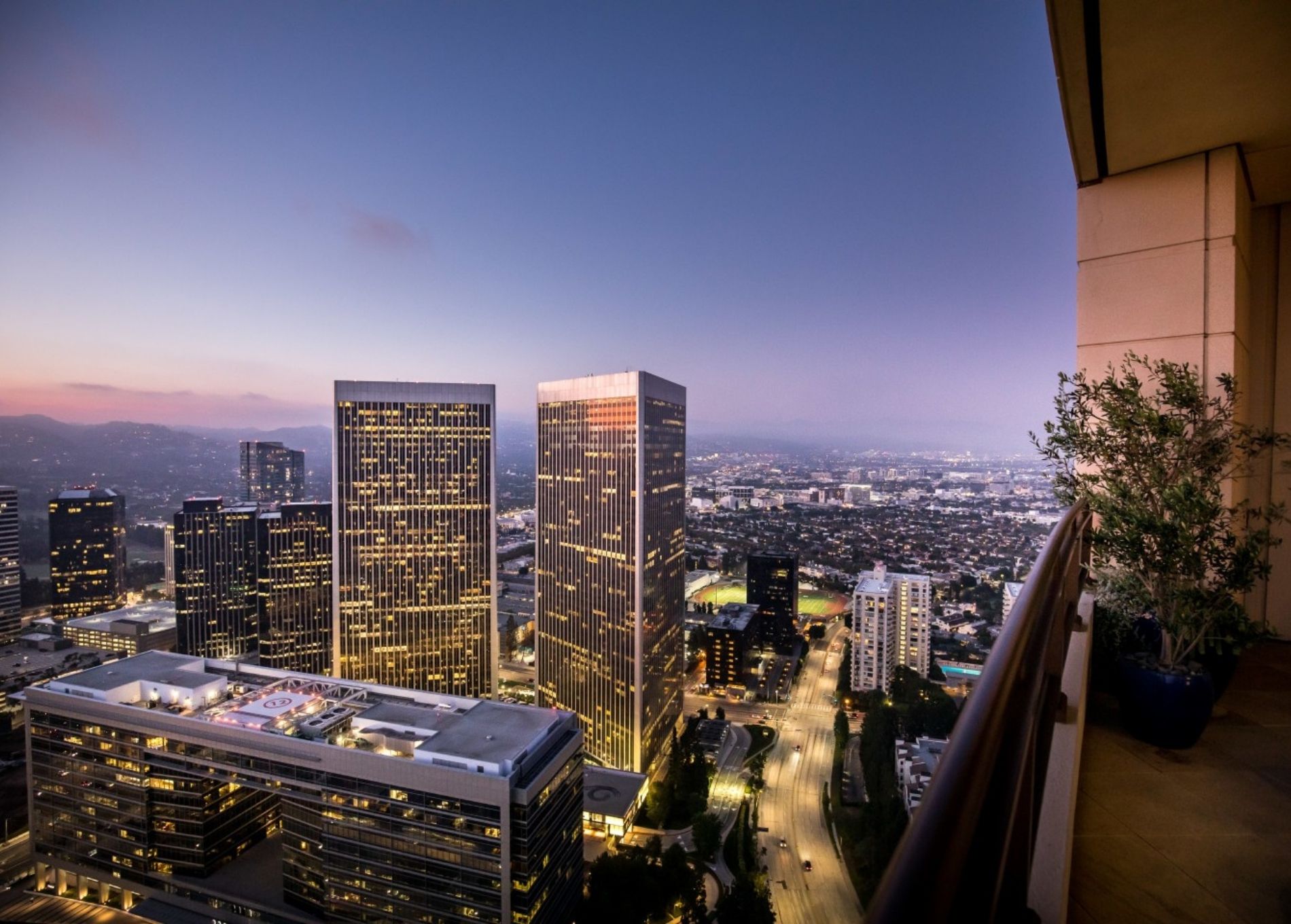 Matthew_Perry_sells_Century_City_penthouse__2.jpg