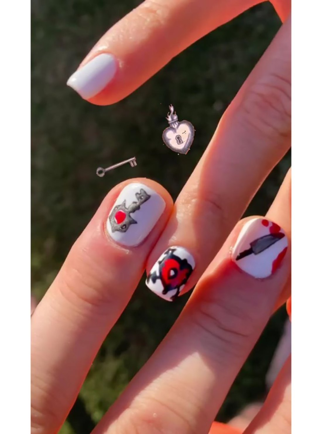 Megan-Fox-Machine-Gun-Kelly-Matching-Manicures-Inline.jpg