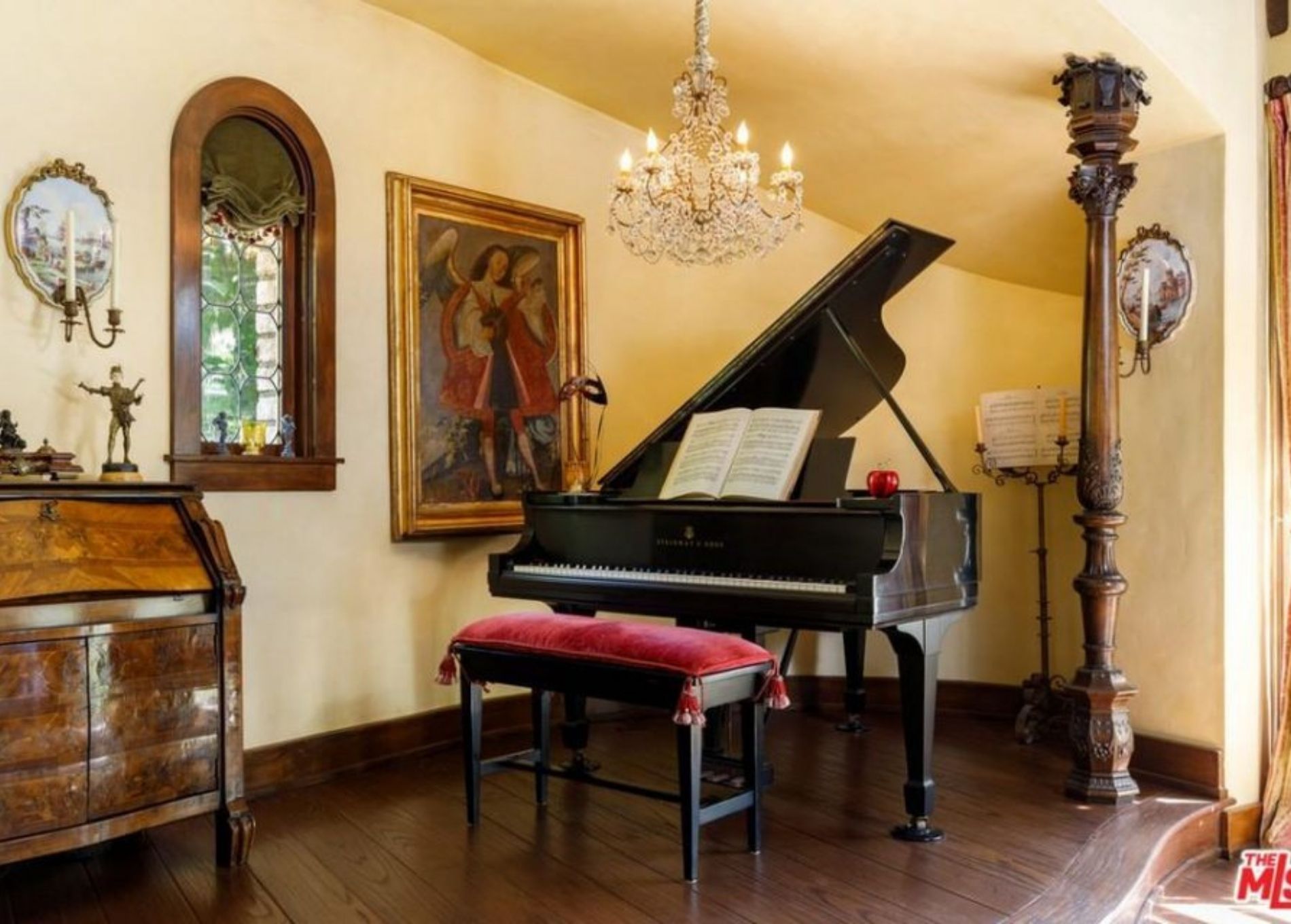 Priscilla_Presley_home_piano-1.jpg