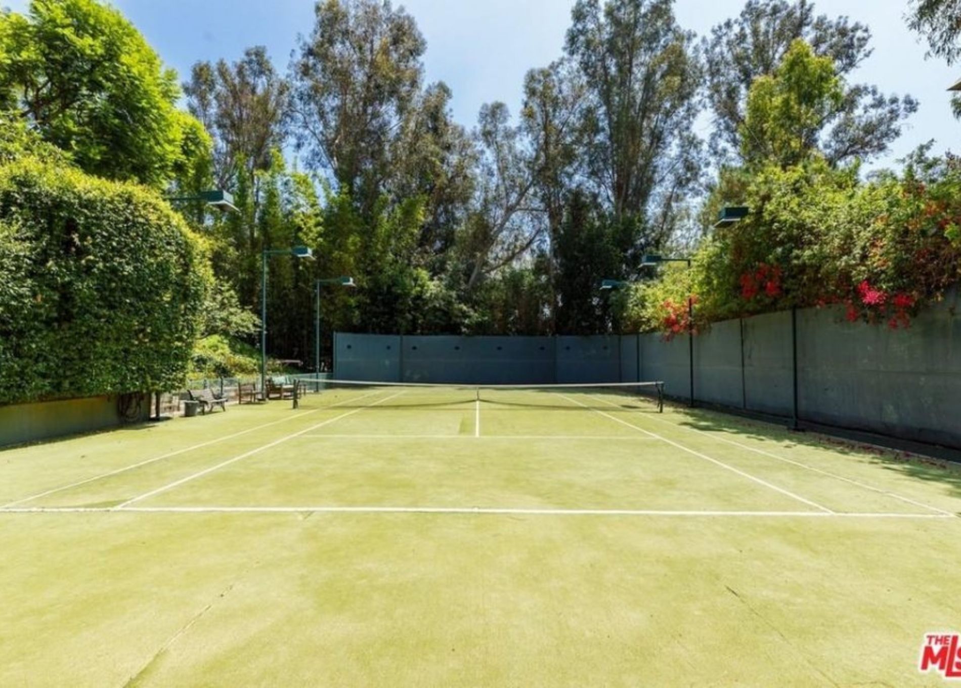Priscilla_Presley_home_tennis_court-1.jpg