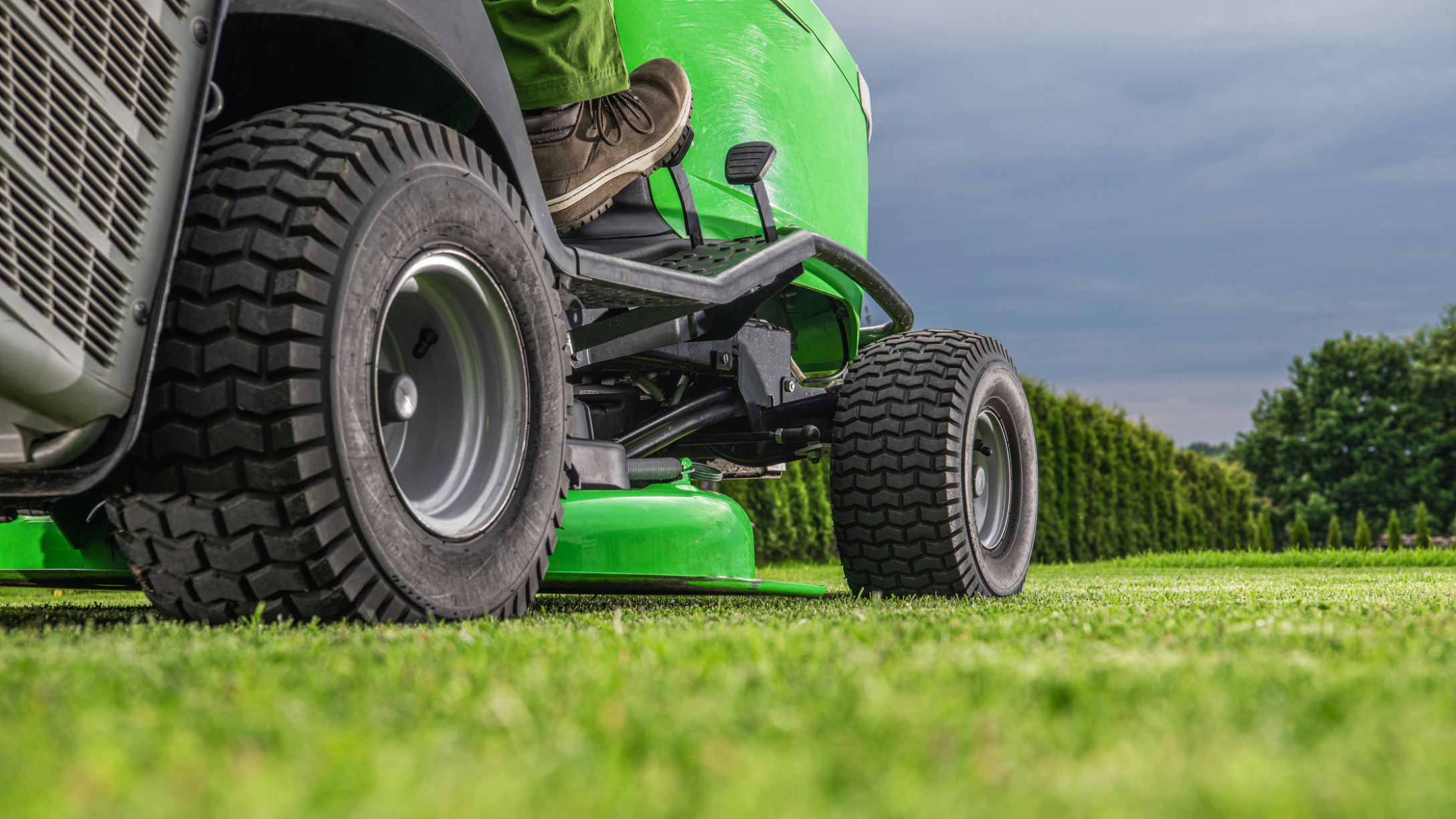 Riding lawnmower